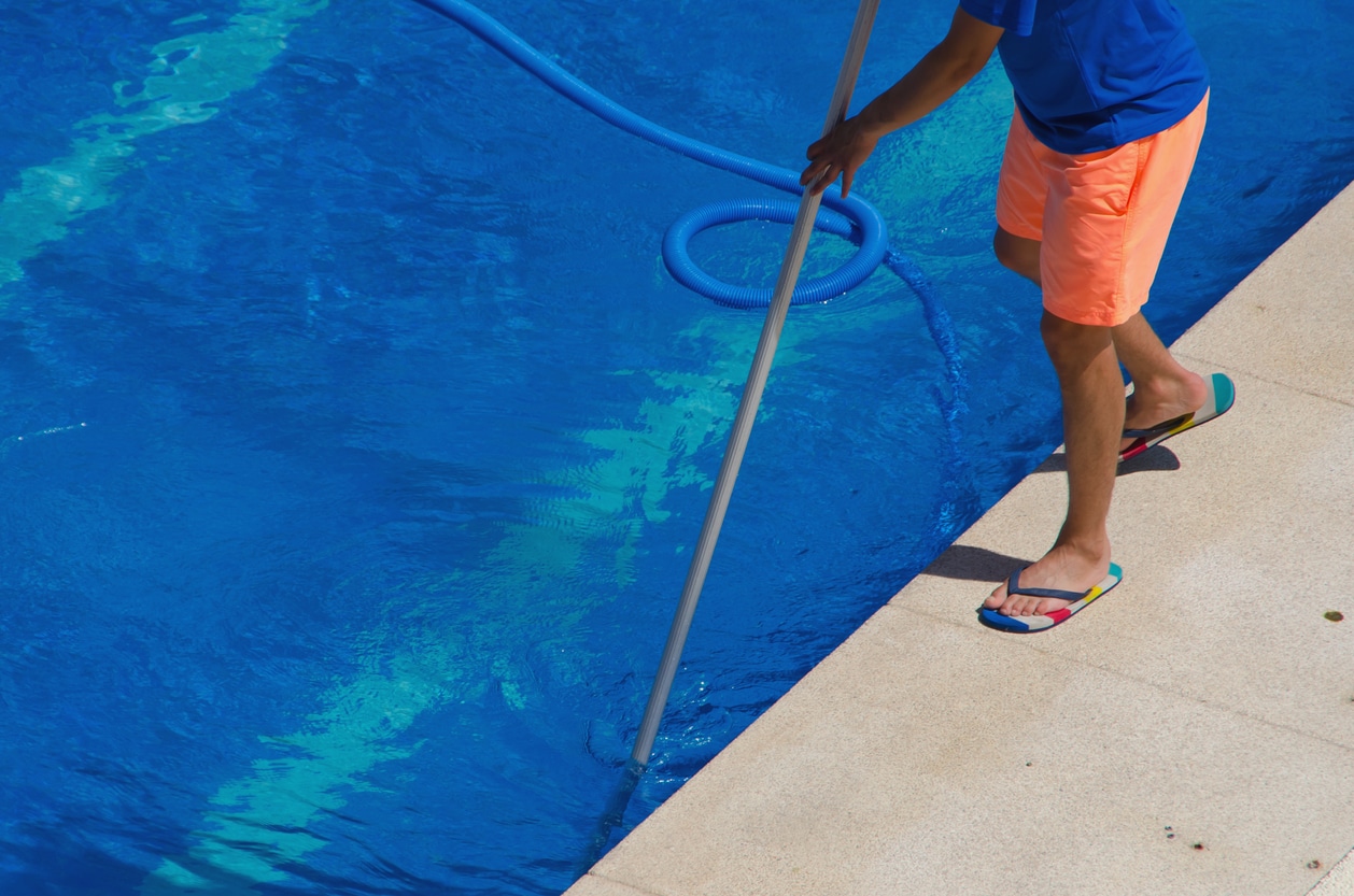 Swimming pool cleaner